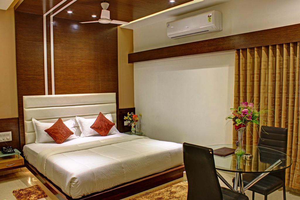 Hotel Corona Bharuch Exterior foto