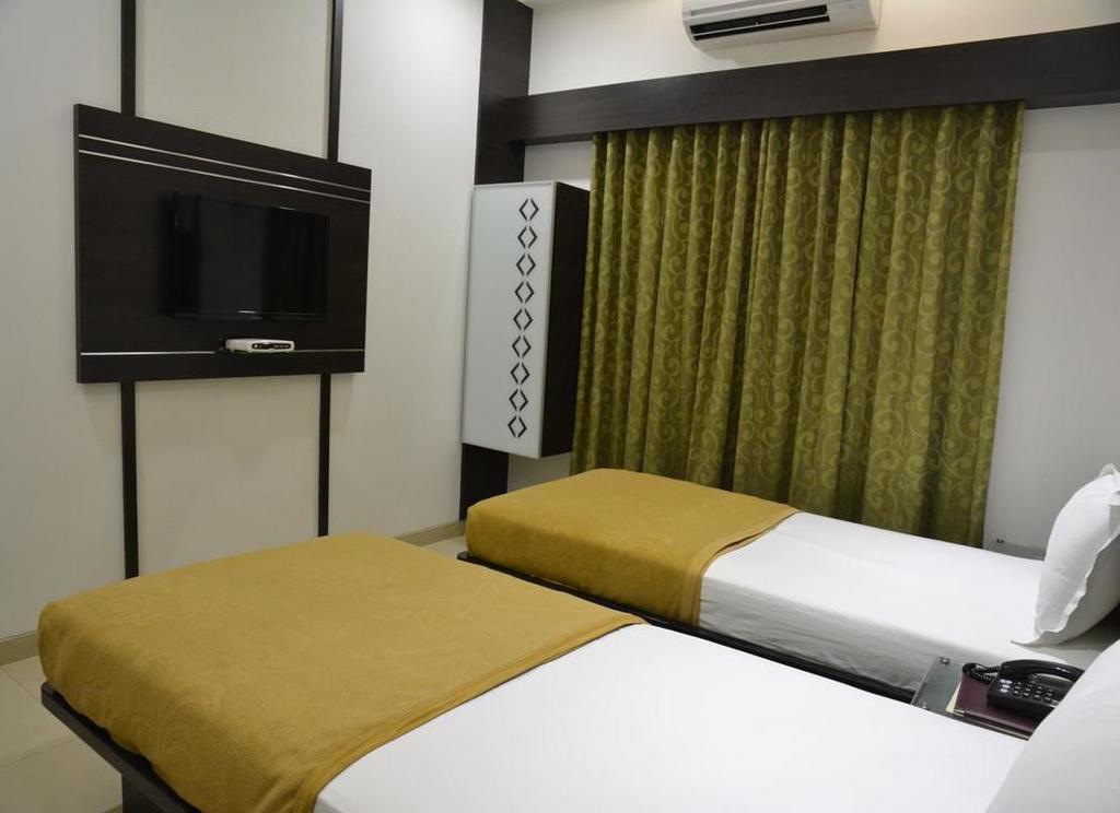 Hotel Corona Bharuch Zimmer foto