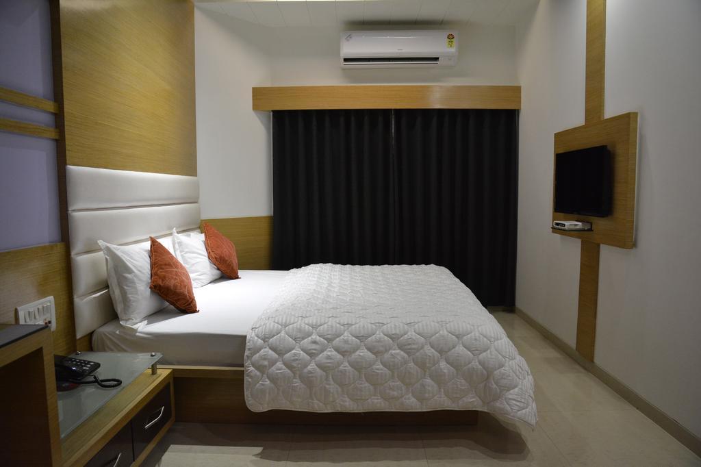 Hotel Corona Bharuch Zimmer foto
