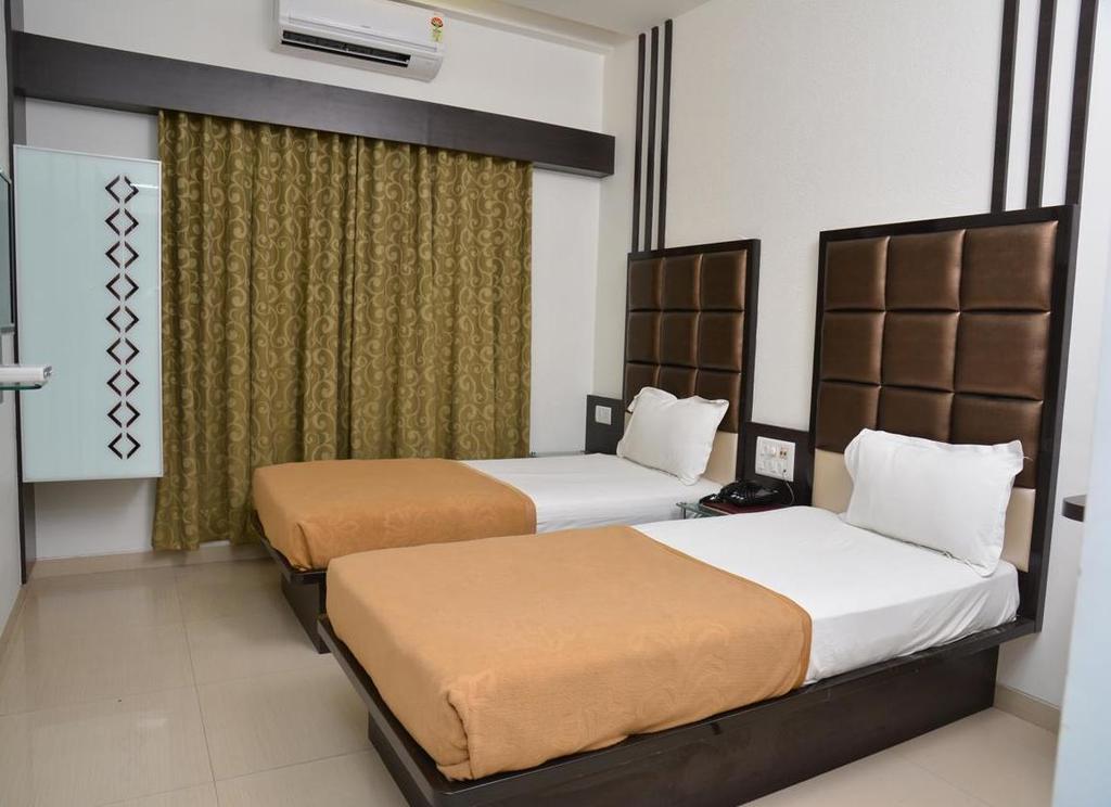 Hotel Corona Bharuch Zimmer foto