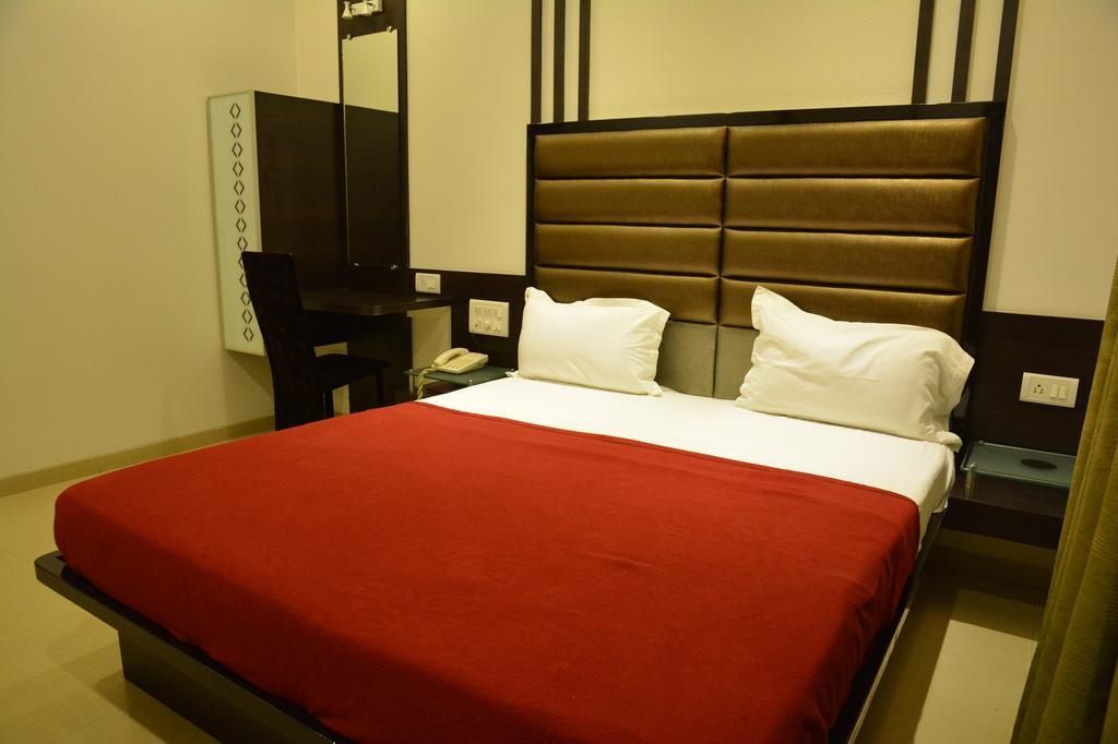 Hotel Corona Bharuch Zimmer foto