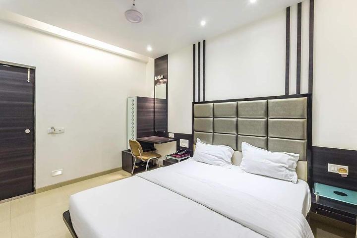 Hotel Corona Bharuch Exterior foto